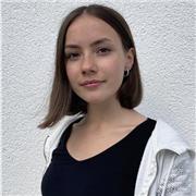 Lehramtsstudentin, die gerne Schüler*innen jeder Altersgruppen unterrichtet